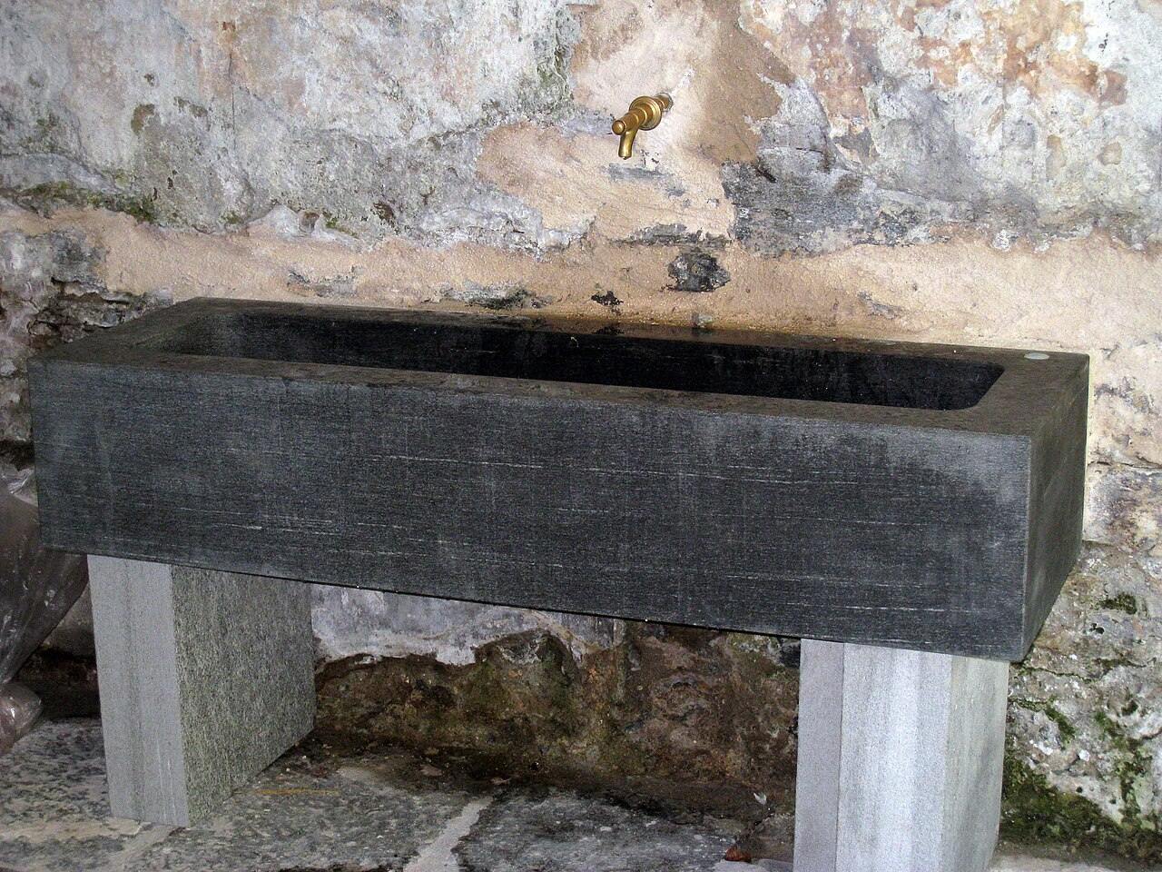 Una delle vasche in granito dei Bagni di Craveggia