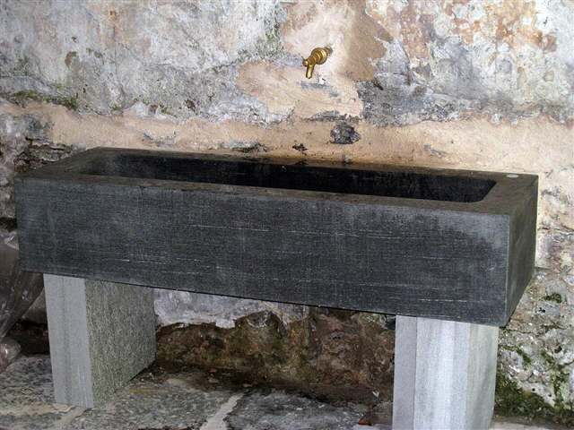 Foto: Glunggenbauer (CC BY-SA 4.0) Una delle vasche in granito dei Bagni di Craveggia