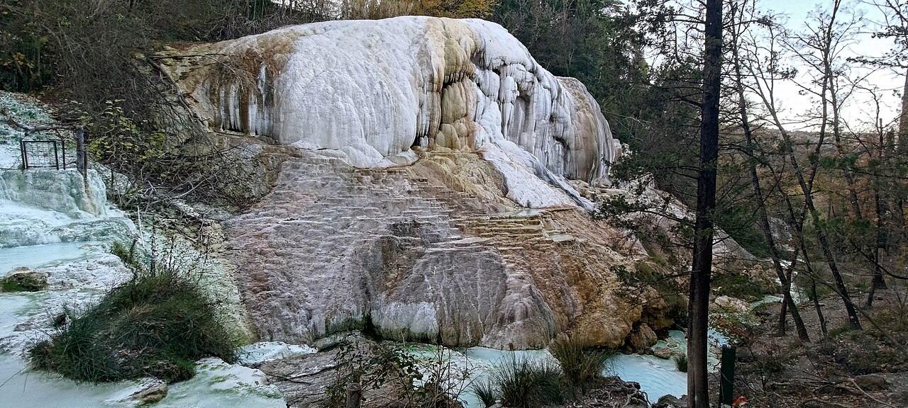 La Balena Bianca lungo il Fosso Bianco a Bagni San Filippo