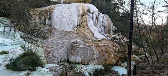 Foto: Francesco Bini (CC BY-SA 4.0) La Balena Bianca lungo il Fosso Bianco a Bagni San Filippo