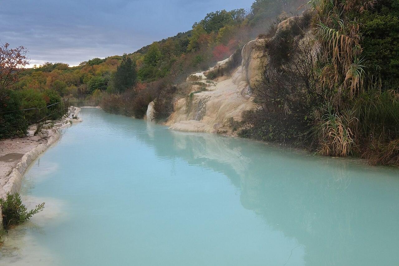 Il laghetto termale nel Parco dei Mulini, sotto Bagno Vignoni