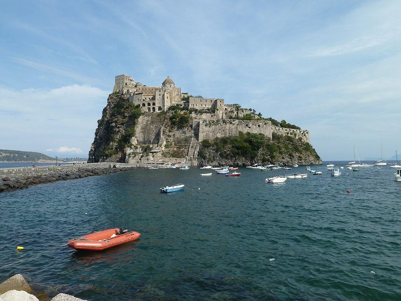 Il Castello Aragonese visto dal lato di Cartaromana