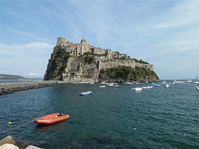 Foto: Abxbay (CC BY-SA 4.0) Il Castello Aragonese visto dal lato di Cartaromana