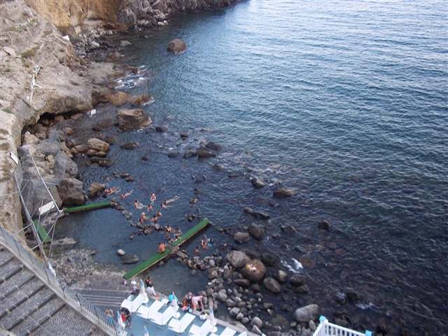 Foto: Maxim Karpinskiy (CC BY-SA 3.0) Gli scogli della Baia di Sorgeto a Ischia