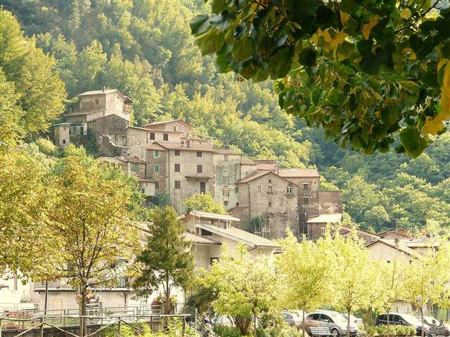 Foto: Davide Papalini (CC BY-SA 3.0) Il paese di Equi Terme, in Lunigiana