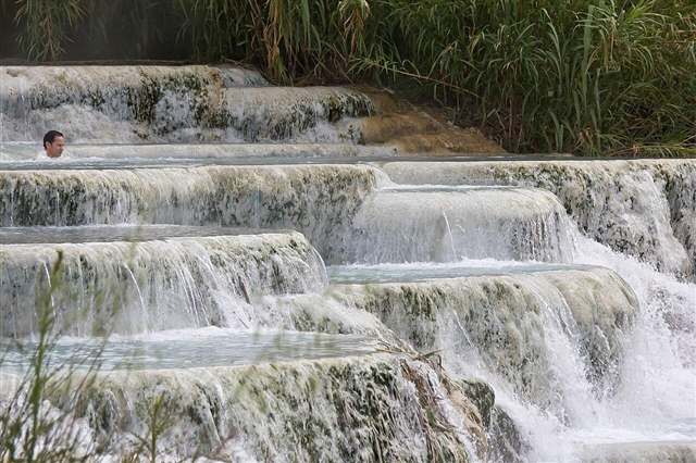 Foto: Raimond Spekking (CC BY-SA 4.0) Le vasche di travertino delle Cascate del Mulino a Saturnia