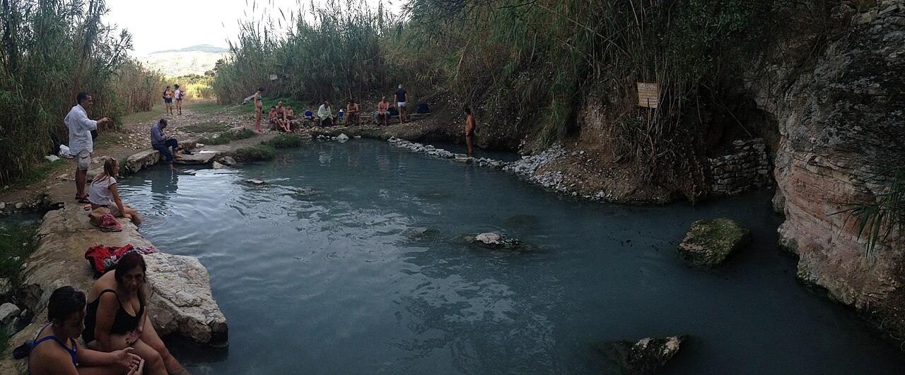 Le polle termali libere lungo il fiume vicino a Segesta
