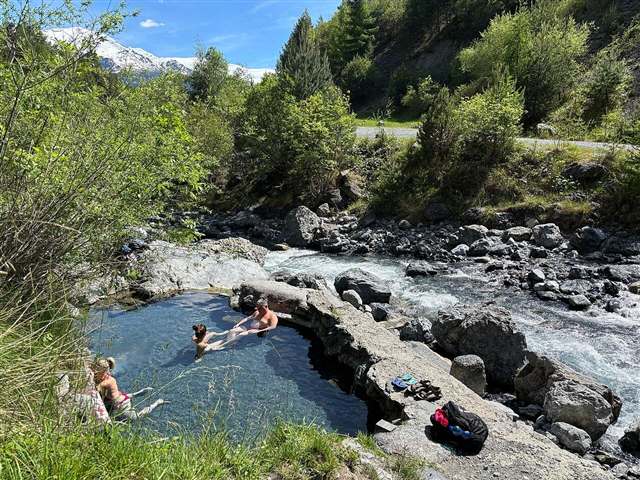 Foto: kallerna (CC BY-SA 4.0) La pozza termale libera lungo il torrente, sopra Bormio