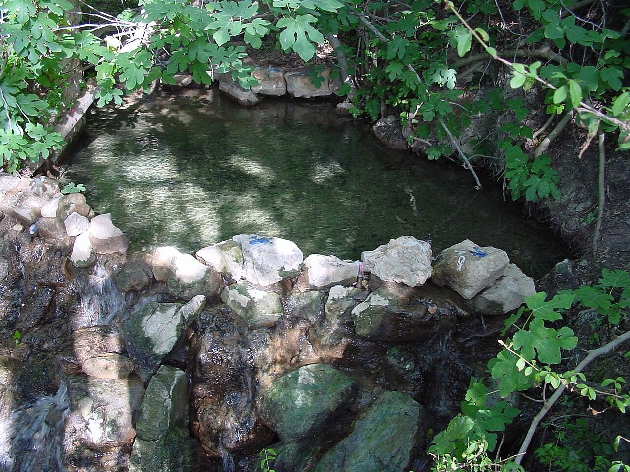 Una vasca con acqua termale a Sasso Pisano