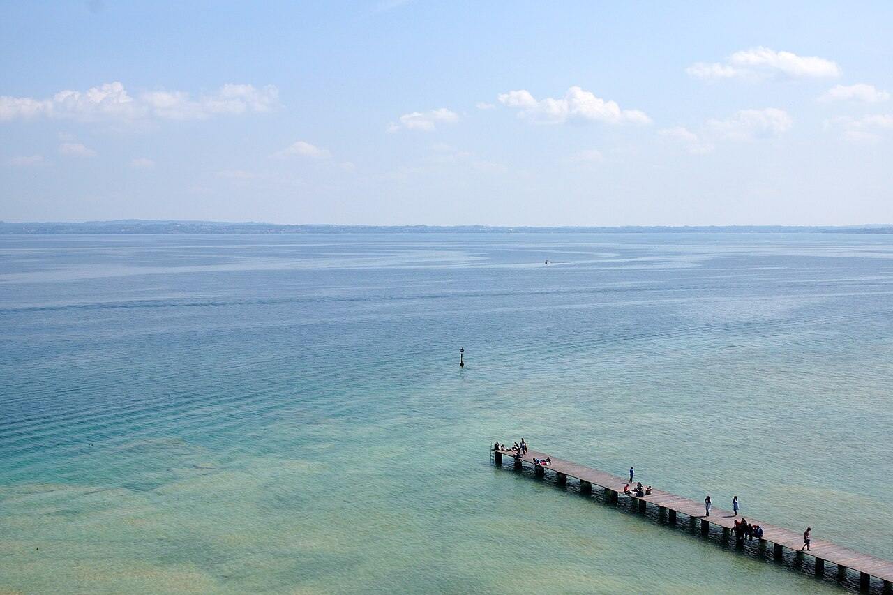 La costa di Sirmione sul Lago di Garda