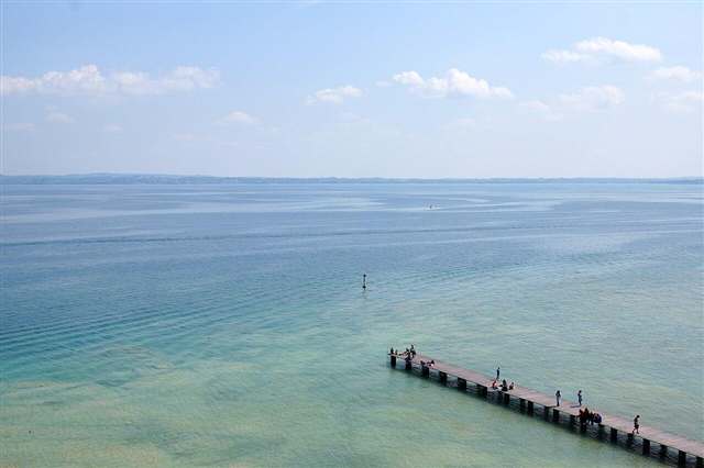 Foto: Allie_Caulfield from Germany (CC BY 2.0) La costa di Sirmione sul Lago di Garda