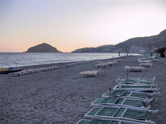 Foto: Giorgio Galeotti (CC BY 4.0) La spiaggia dei Maronti, alle cui spalle si trova la sorgente di Olmitello