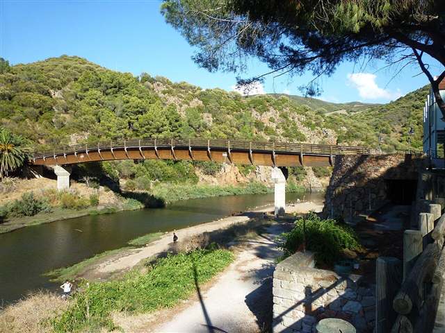 Foto: Gianni Careddu (CC BY-SA 3.0) Le terme di Casteldoria e il ponte in legno sul Coghinas