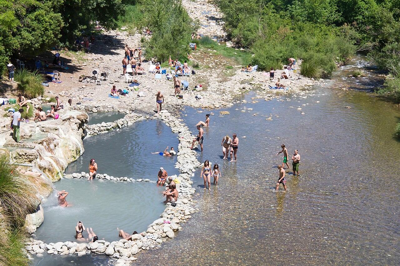 Foto: Raimond Spekking (CC BY-SA 4.0) Le pozze termali lungo il torrente Farma a Petriolo
