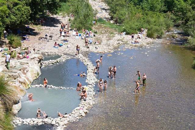 Foto: Raimond Spekking (CC BY-SA 4.0) Le pozze termali lungo il torrente Farma a Petriolo