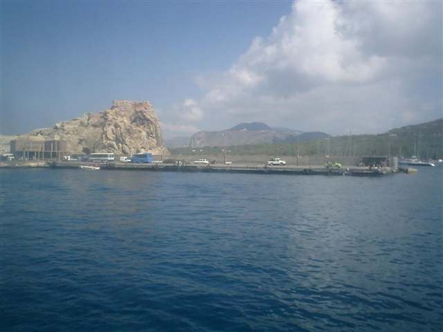 Foto: kajikawa (CC BY 3.0) Il Porto di Levante a Vulcano, accanto alla spiaggia delle Acque Calde